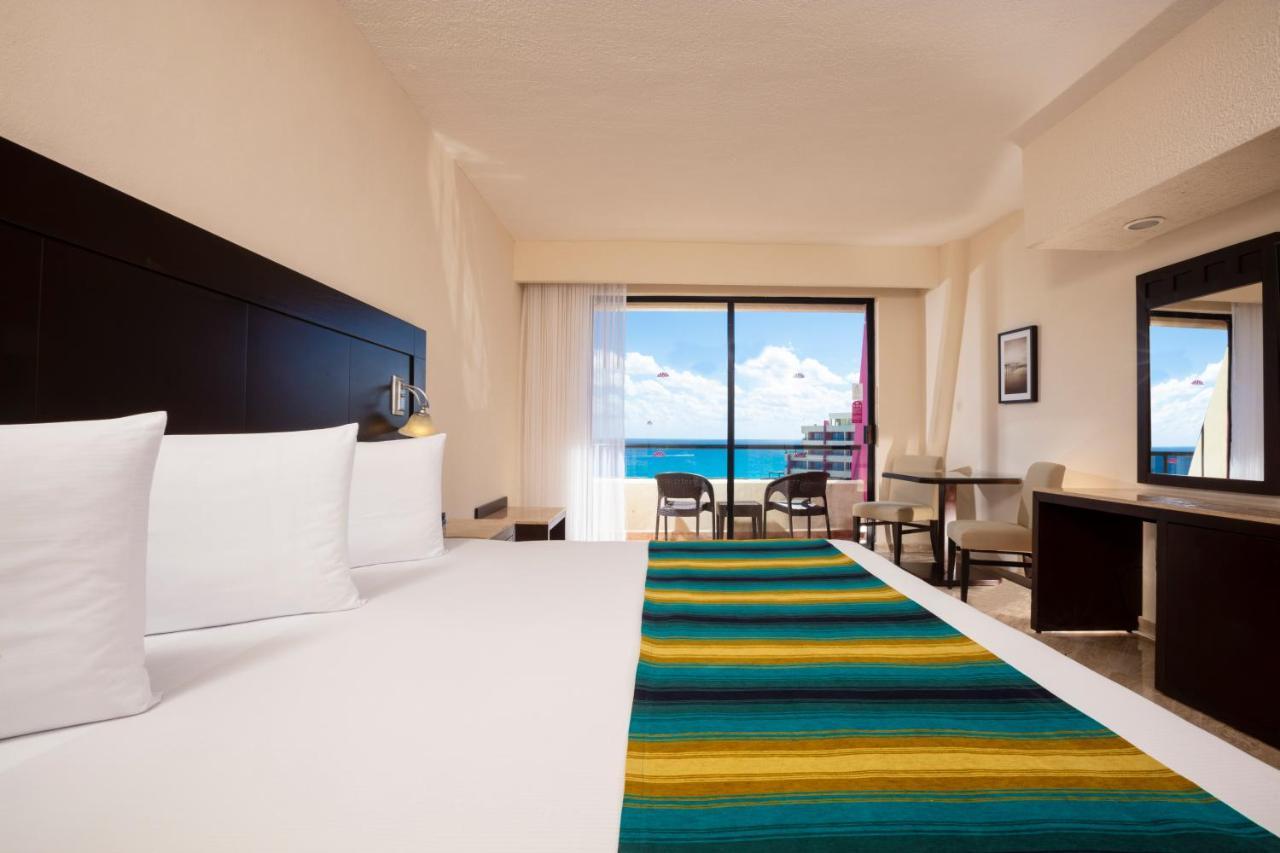 Crown Paradise Club Cancun Exterior photo A room at the Hilton Cancun Resort