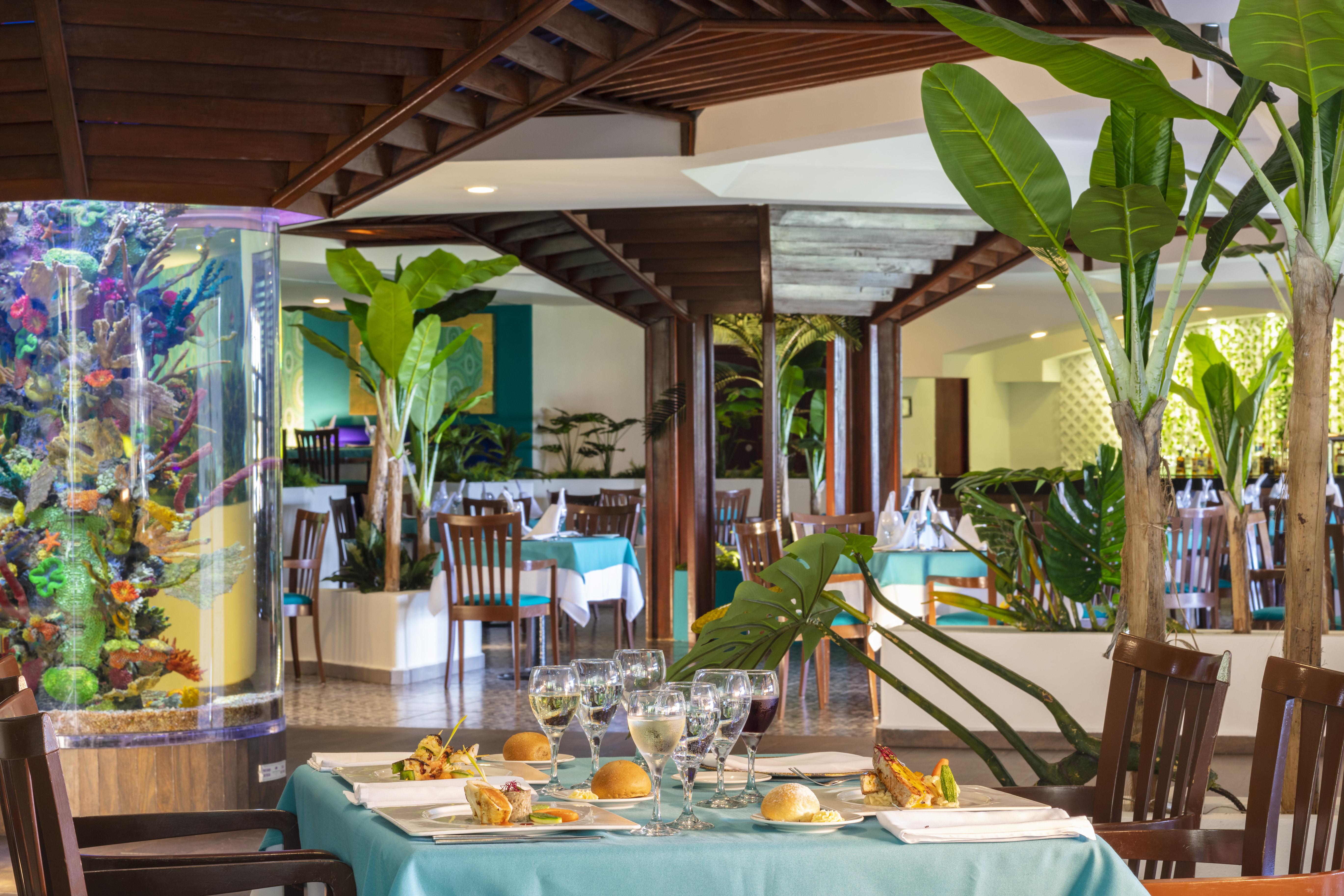 Crown Paradise Club Cancun Exterior photo The restaurant