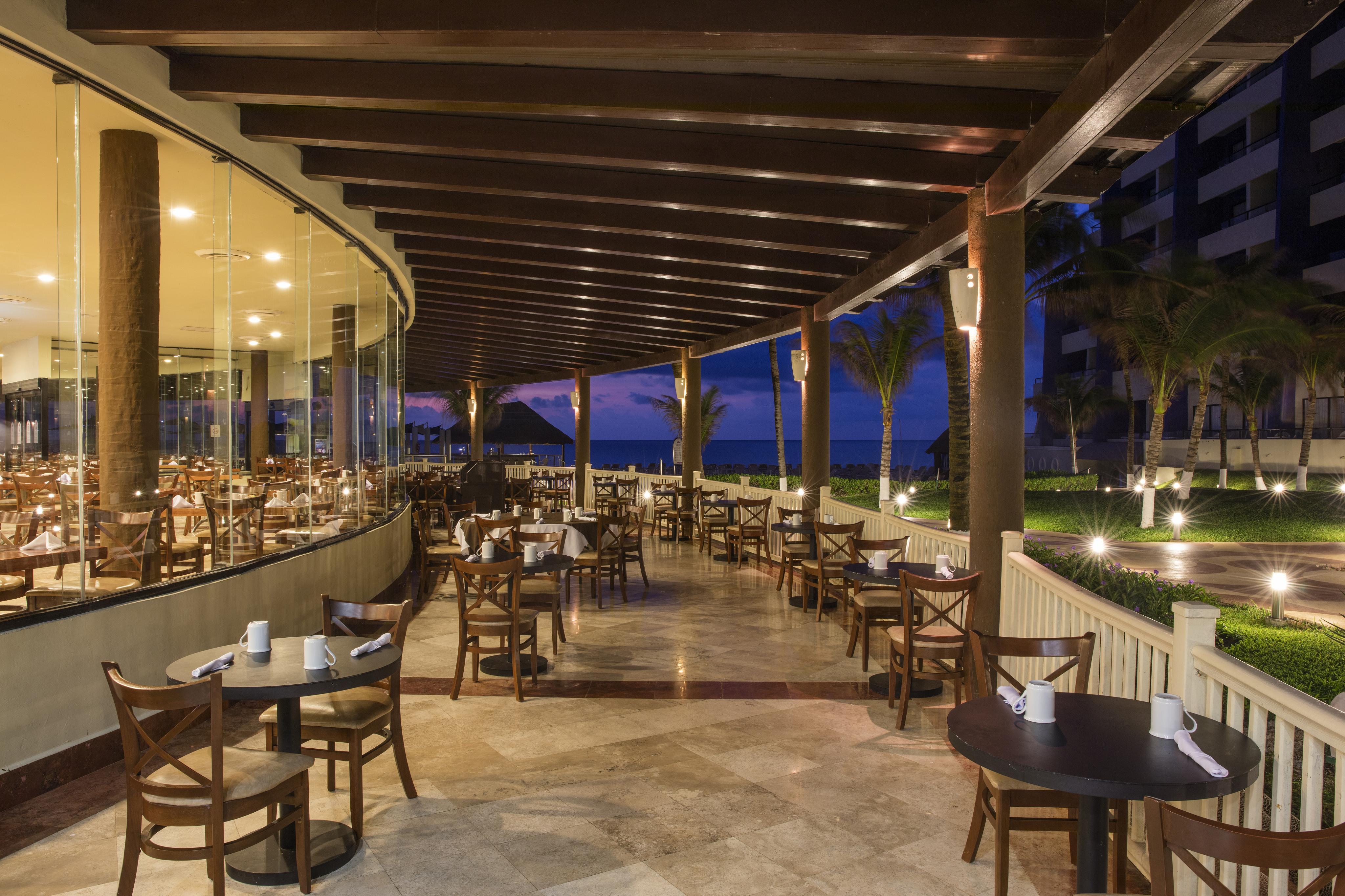 Crown Paradise Club Cancun Exterior photo The buffet at the Grand at Moon Palace