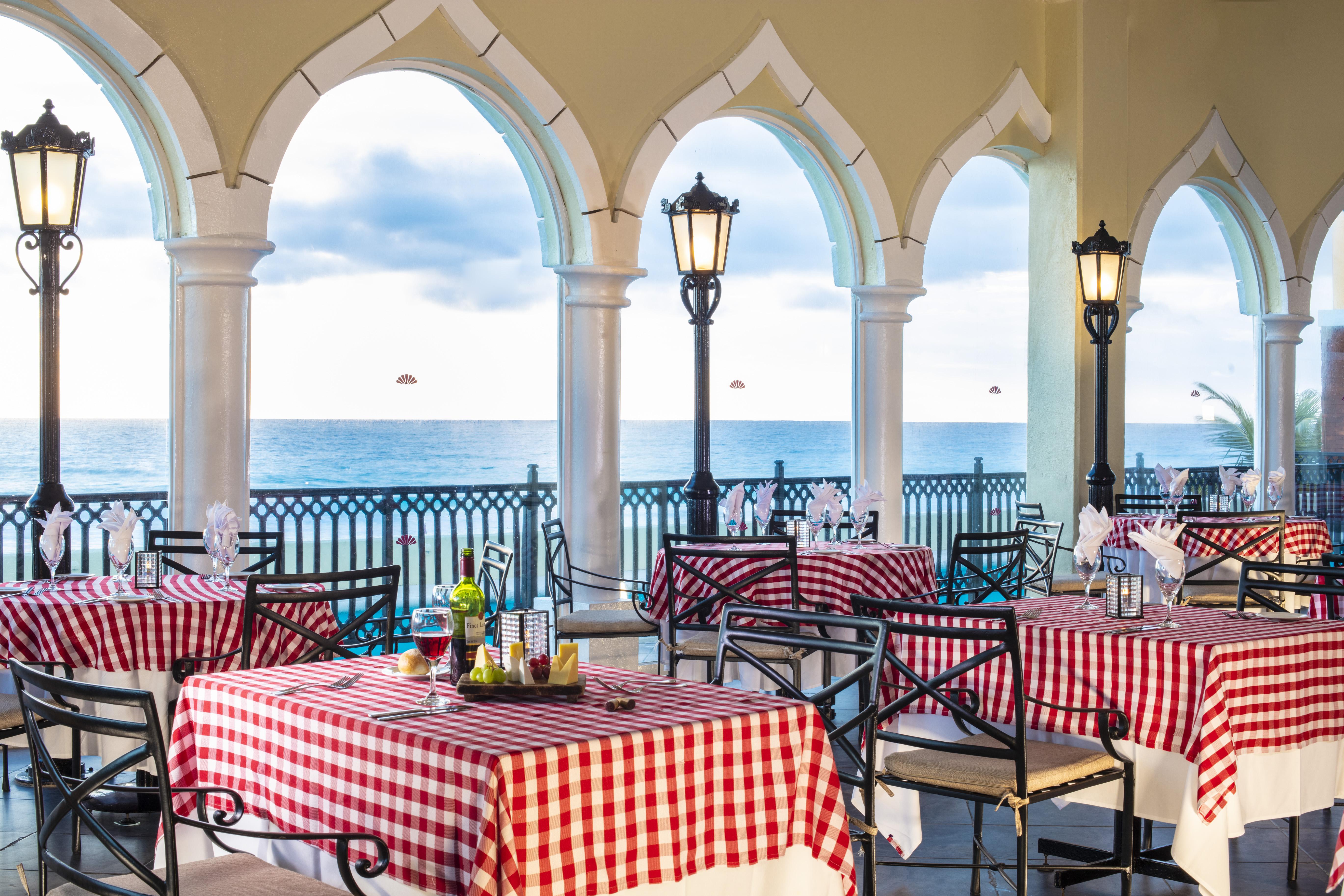 Crown Paradise Club Cancun Exterior photo The Italian restaurant