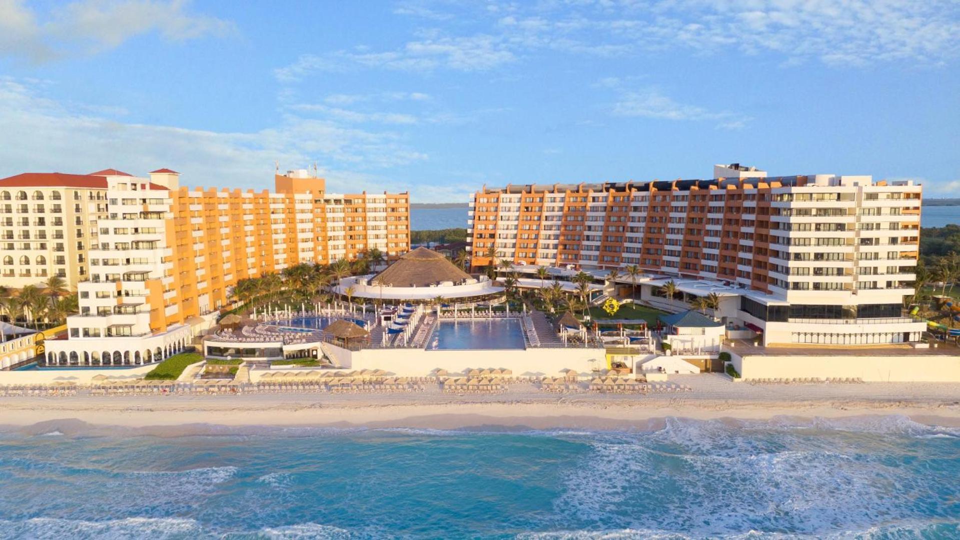 Crown Paradise Club Cancun Exterior photo View of the resort