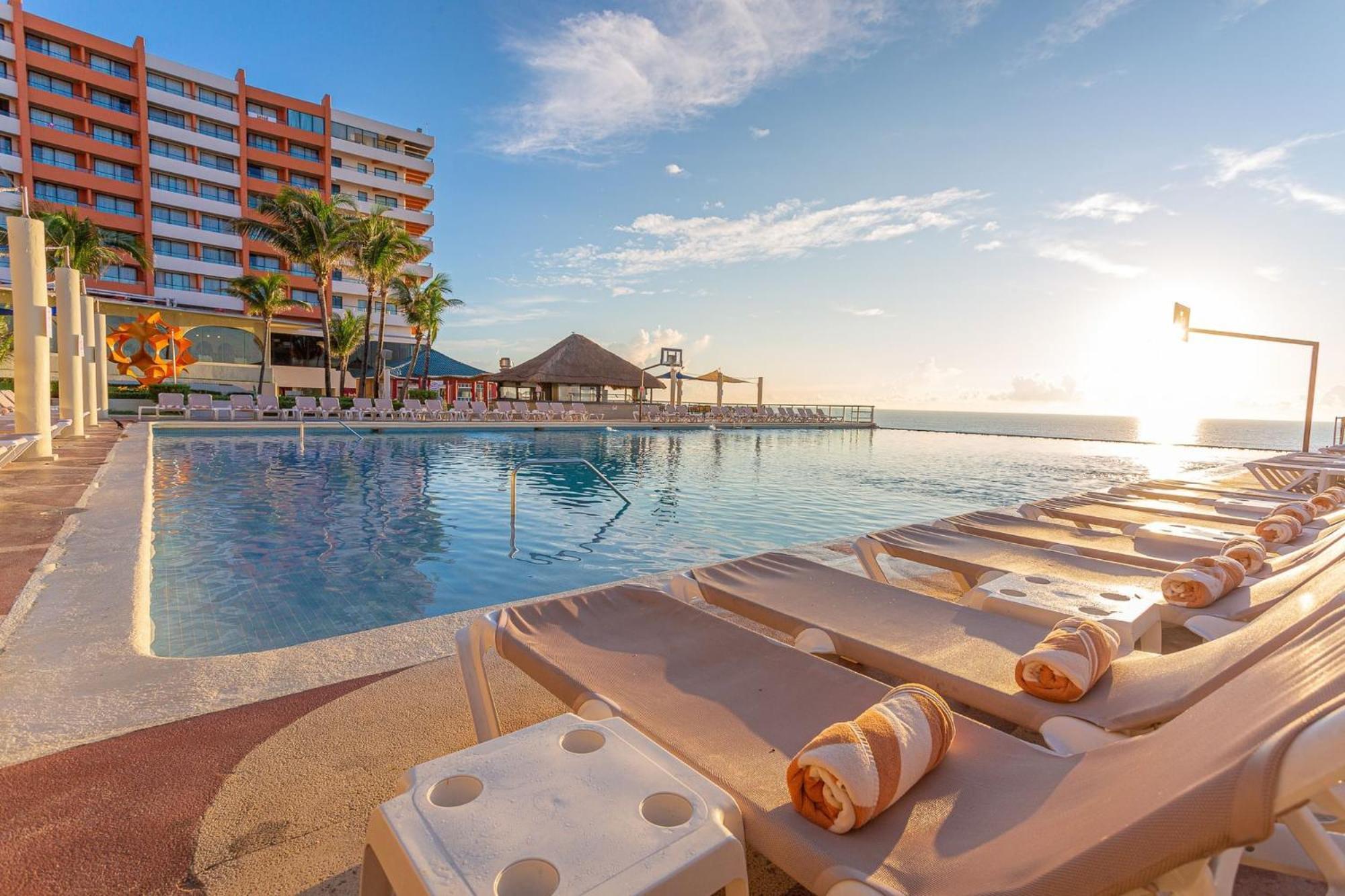 Crown Paradise Club Cancun Exterior photo