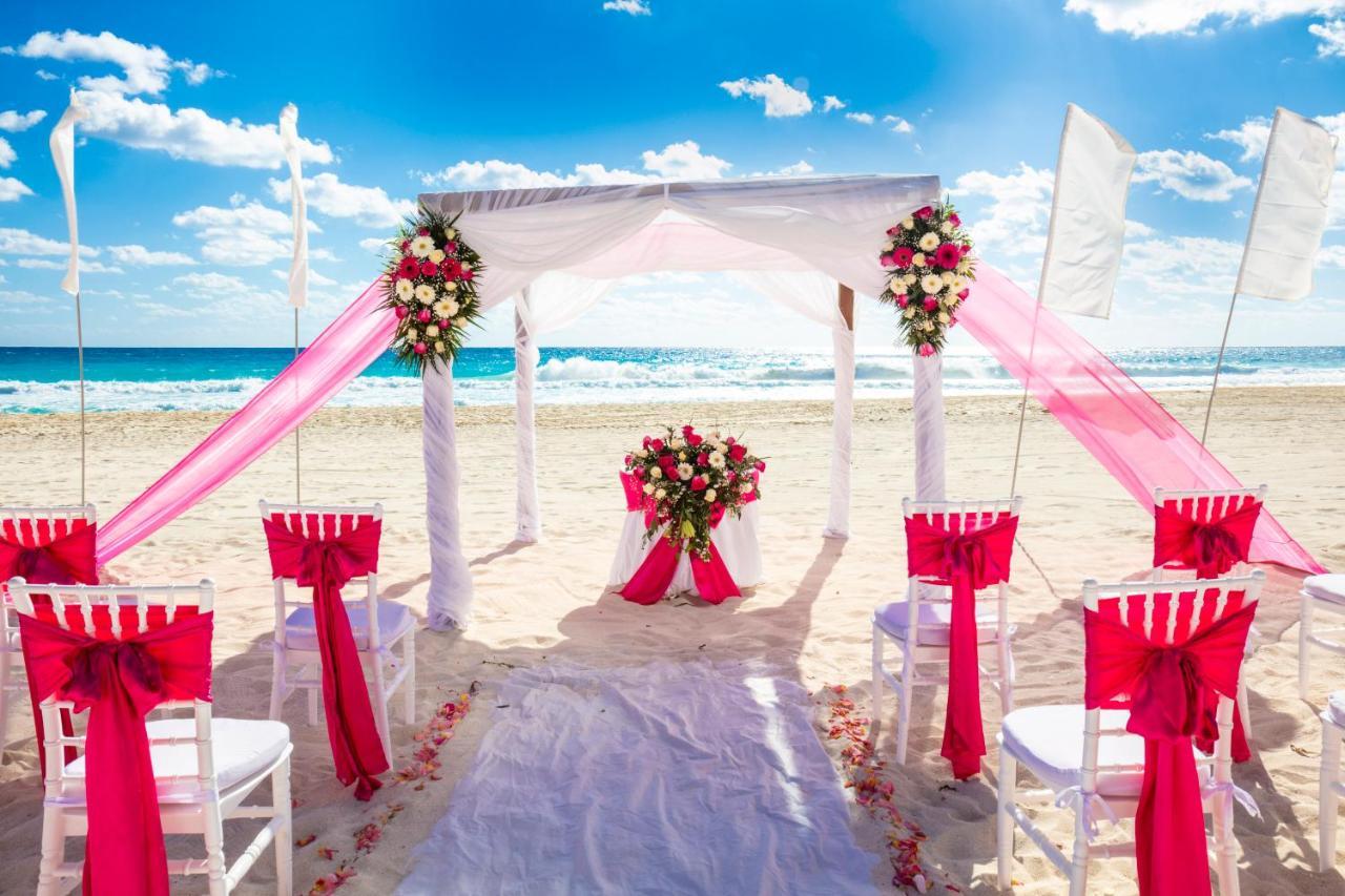 Crown Paradise Club Cancun Exterior photo A beach wedding