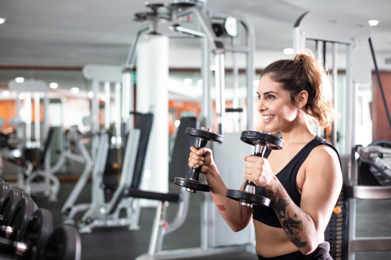 Crown Paradise Club Cancun Exterior photo A woman lifting weights