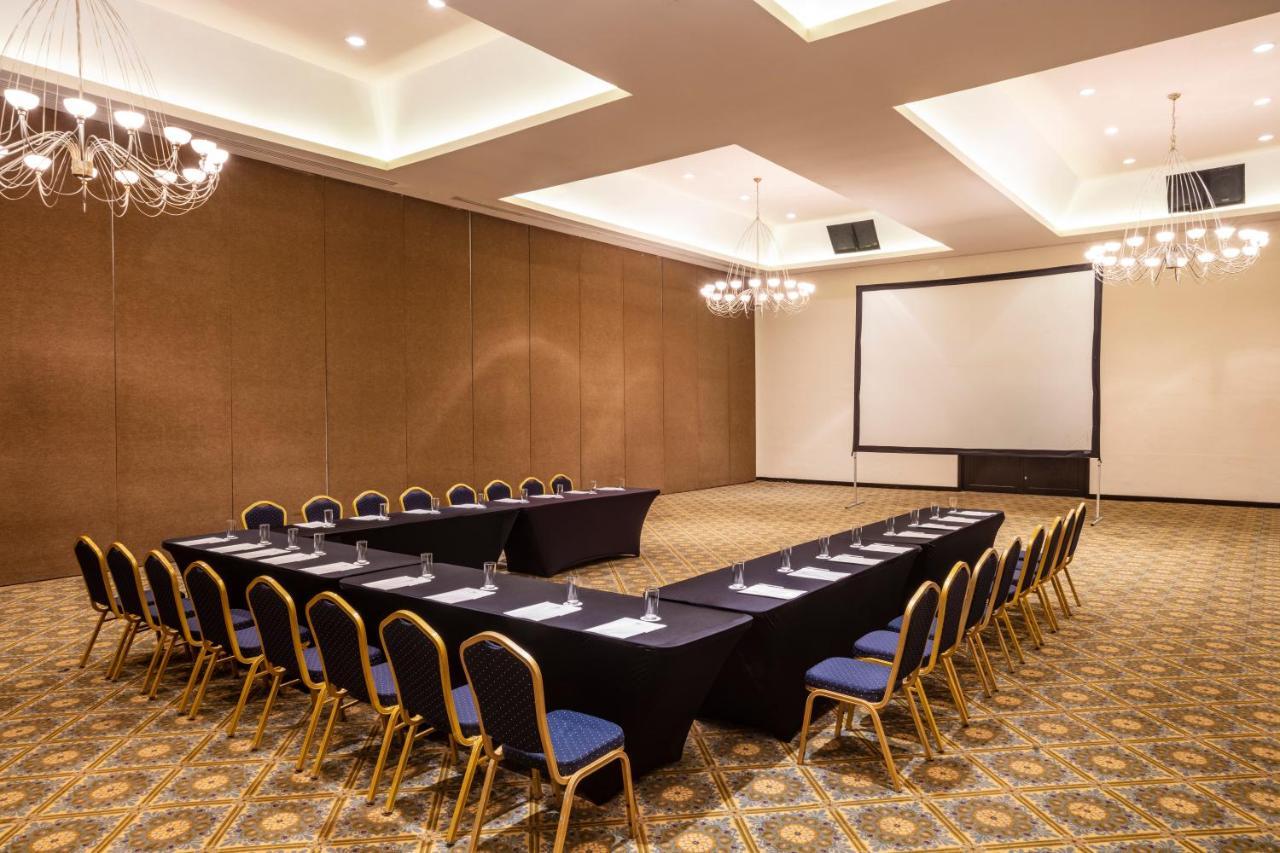 Crown Paradise Club Cancun Exterior photo Meeting room
